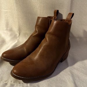 Pointed toe short boots